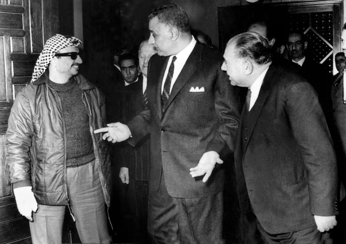 ヨルダン内戦を収拾すべく、エジプト大統領のナセル（中央）がヨルダンとPLOに働きかけた。カイロにフセイン国王とPLOの代表を招き、1970年9月27日、両者に合意文書に署名させることに成功する。写真左はPLO議長のアラファト。この合意により、PLOはレバノンに本部を移すこととなった（写真：Bridgeman Images/アフロ）