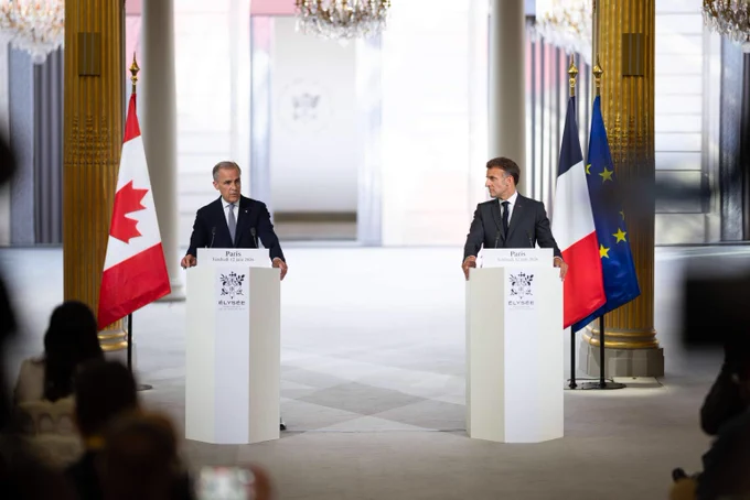 Le premier ministre Mark Carney et le président de la France, Emmanuel Macron, se tiennent derrière des lutrins pendant un point de presse conjoint à Paris, en France. 