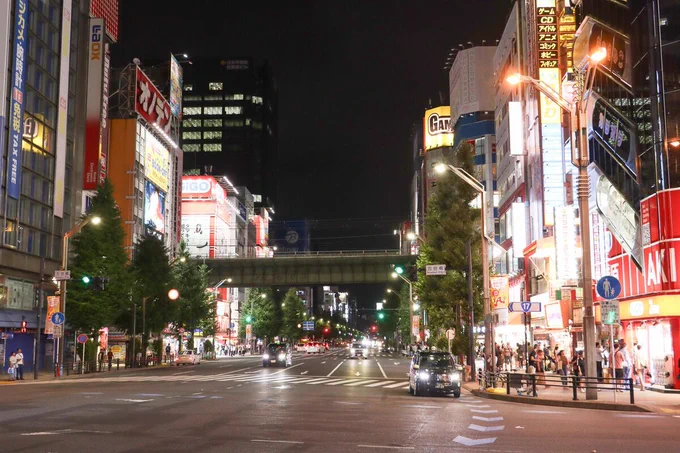 夜の東京・万世橋交差点。日本橋からの国道17号が左に折れ曲がる。五街道の一つである中山道を継承する道路で、政令では東京都中央区を起点に新潟市まで続く道路である（筆者撮影、以下同）