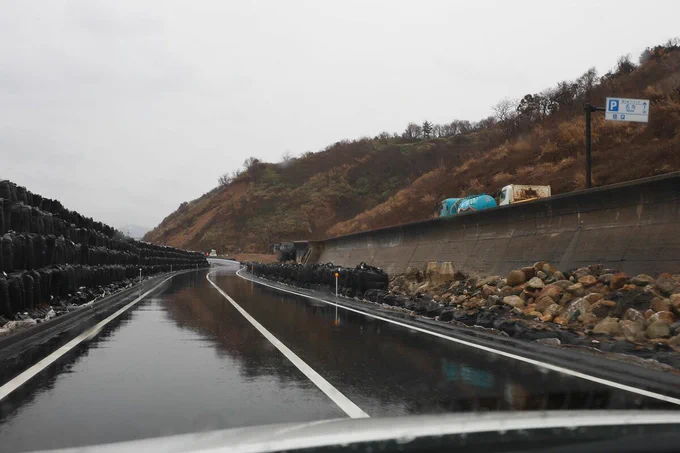 能登半島の沿岸を一周するように通る国道249号。起点は七尾市、終点は金沢市で、重要な経過地として珠洲市や輪島市が指定されている。2024年1月1日の能登半島地震で甚大な被害を受けた。写真は2025年1月で、仮復旧した輪島市の千枚田より少し先、名舟付近の国道である。