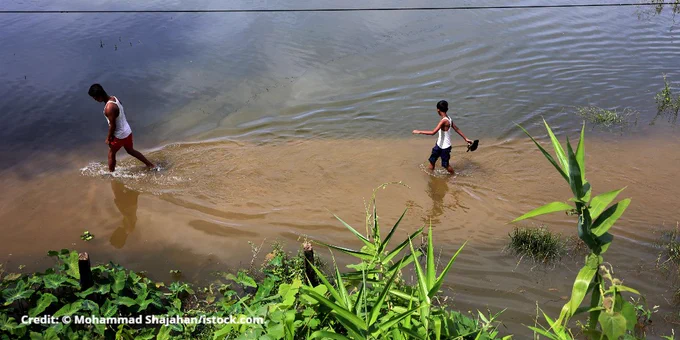 Road in the Rangapani area of Bangladesh submerged in knee-deep water as a result of flooding. Credit: © Mohammad Shajahan/istock.com.