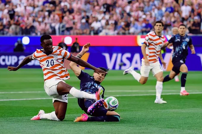 ประตู!, สหรัฐอเมริกา 🇺🇸 1-0 🇵🇾 ปารากวัย (นาทีที่ 7,ดาเมียน โบบาดิลลา | Own Goal)
สหรัฐทำเกมบุกขึ้นมา อเมริกาได้บอลที่...เวสตัน แมคเคนนี ส่งบอลให้เพื่อนร่วมทีม แต่บอลไปแฉลบโดน ดาเมียน โบบาดิลลา กองหลังของปารากวัย เข้าประตูไป
#sakdakul 
#liveblog 
#อู๋แอคชั่น
#บอลโลก