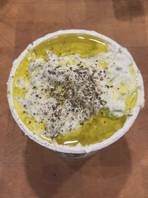 Tzatziki sauce with olive oil © @_Jeffreyr