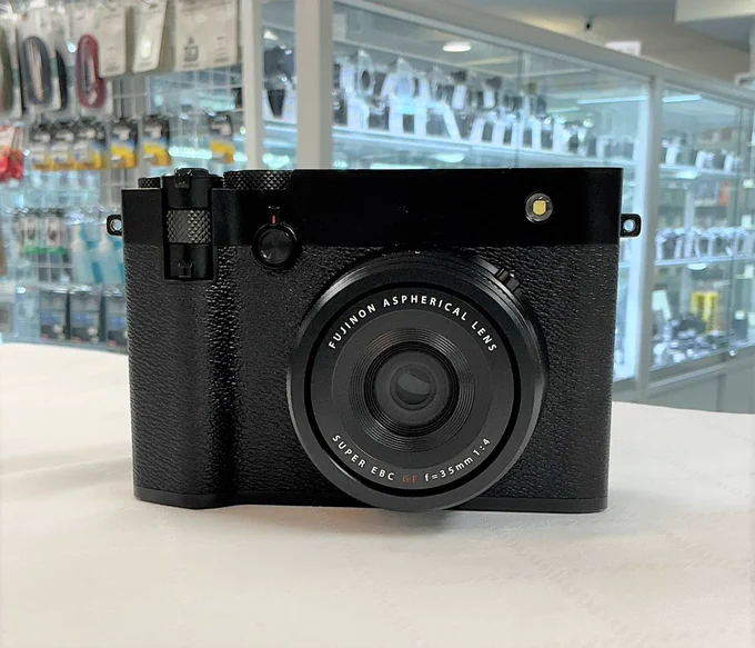 ​銀座店の店頭に新しく入荷した、富士フイルムの中判ミラーレスカメラ「GFX100RF」の本体写真。中判で超高画素でありながら、無駄のないスッキリとしたスタイリッシュなフォルムが特徴的です。

​A photo of the Fujifilm GFX100RF, a medium format mirrorless camera newly available at the Ginza store. It features an incredibly high-resolution medium format sensor, yet boasts a remarkably sleek, clean, and stylish body design.