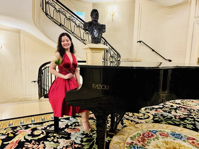 Susan R Lin MW at the Fazioli piano