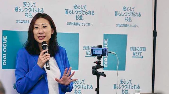 マイクを手に会見する岸本さとこ