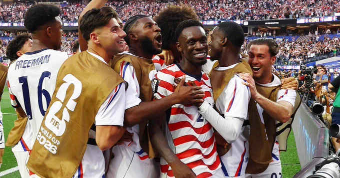 USA suffocates Paraguay in World Cup opener