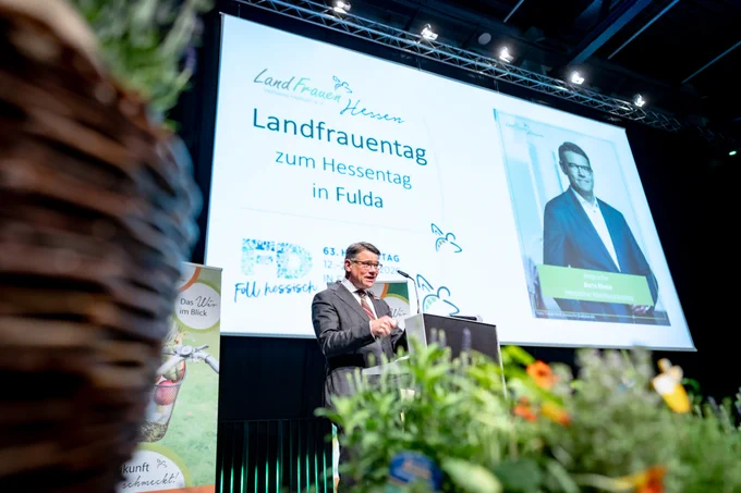 Ministerpräsident Boris Rhein spricht beim Landfrauentag.