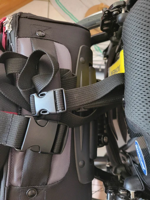 Le dessus du sac, accroché à mon fauteuil par une sangle.