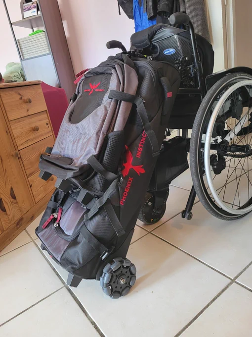 Le même fauteuil avec le même sac mais de profil cette fois, pour montrer que le sac ne gêne pas la motorisation située sous mon fauteuil.
