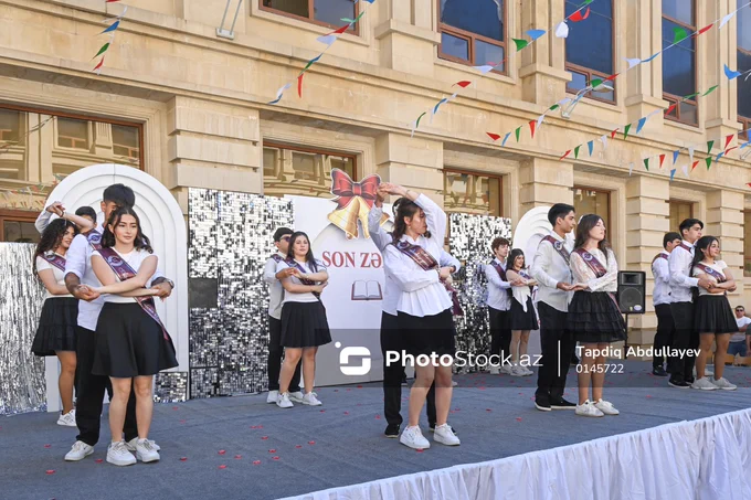 🔔 Bakıda qeyd edilən "Son zəng"

📅 Bu gün Azərbaycanda 2025-2026-cı tədris ili başa çatır və bütün ümumi 🏫 təhsil müəssisələrində "Son zəng" çalınır. Bu tədris ilində 🎓 Azərbaycanda 116 550 şagird məzun olur. Onlardan 👩 55 min 954 nəfəri qız, 👨 60 min 596-sı isə oğlandır. 🇦🇿 İşğaldan azad edilmiş ərazilərdə yerləşən 25 ümumi təhsil müəssisəsində də 🎉 "Son zəng" tədbiri keçirilir, 👥 171 nəfər məzun məktəblə vidalaşır. 

📜 2015-ci ildən etibarən Azərbaycanın məktəblərində "Son zəng" mayın 31-də deyil,  📅 iyunun 14-də təşkil olunur. 🗓 Bu il bütün dövlət ümumtəhsil müəssisələrində ənənəvi olaraq "Son zəng" tədbiri iyunun 14-nə düşsə də, 🏖 həmin tarix bazar gününə təsadüf edir. 🔄 Bu səbəbdən "Son zəng" iyunun 13-də keçirilib. 

 📸 Daha çox foto və məlumat üçün link:⤵️
https://photostock.az/media/6A2CEAAA35B02

#sonzəng #photostockaz #məktəb #bakı #azərbaycan