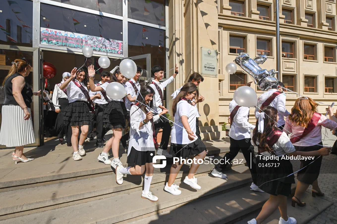 🔔 Bakıda qeyd edilən "Son zəng"

📅 Bu gün Azərbaycanda 2025-2026-cı tədris ili başa çatır və bütün ümumi 🏫 təhsil müəssisələrində "Son zəng" çalınır. Bu tədris ilində 🎓 Azərbaycanda 116 550 şagird məzun olur. Onlardan 👩 55 min 954 nəfəri qız, 👨 60 min 596-sı isə oğlandır. 🇦🇿 İşğaldan azad edilmiş ərazilərdə yerləşən 25 ümumi təhsil müəssisəsində də 🎉 "Son zəng" tədbiri keçirilir, 👥 171 nəfər məzun məktəblə vidalaşır. 

📜 2015-ci ildən etibarən Azərbaycanın məktəblərində "Son zəng" mayın 31-də deyil,  📅 iyunun 14-də təşkil olunur. 🗓 Bu il bütün dövlət ümumtəhsil müəssisələrində ənənəvi olaraq "Son zəng" tədbiri iyunun 14-nə düşsə də, 🏖 həmin tarix bazar gününə təsadüf edir. 🔄 Bu səbəbdən "Son zəng" iyunun 13-də keçirilib. 

 📸 Daha çox foto və məlumat üçün link:⤵️
https://photostock.az/media/6A2CEAAA35B02

#sonzəng #photostockaz #məktəb #bakı #azərbaycan