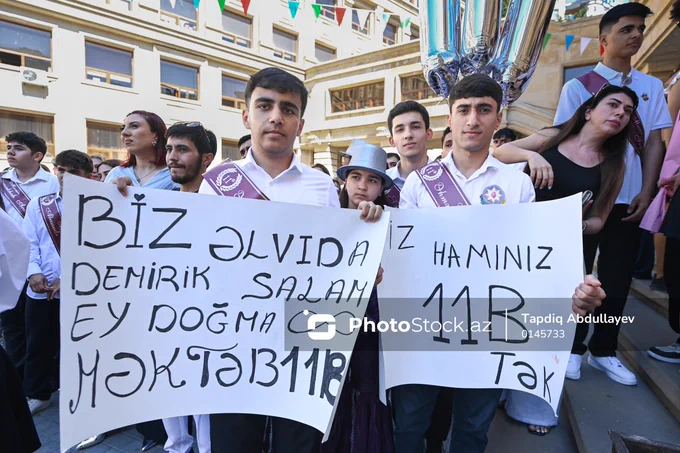🔔 Bakıda qeyd edilən "Son zəng"

📅 Bu gün Azərbaycanda 2025-2026-cı tədris ili başa çatır və bütün ümumi 🏫 təhsil müəssisələrində "Son zəng" çalınır. Bu tədris ilində 🎓 Azərbaycanda 116 550 şagird məzun olur. Onlardan 👩 55 min 954 nəfəri qız, 👨 60 min 596-sı isə oğlandır. 🇦🇿 İşğaldan azad edilmiş ərazilərdə yerləşən 25 ümumi təhsil müəssisəsində də 🎉 "Son zəng" tədbiri keçirilir, 👥 171 nəfər məzun məktəblə vidalaşır. 

📜 2015-ci ildən etibarən Azərbaycanın məktəblərində "Son zəng" mayın 31-də deyil,  📅 iyunun 14-də təşkil olunur. 🗓 Bu il bütün dövlət ümumtəhsil müəssisələrində ənənəvi olaraq "Son zəng" tədbiri iyunun 14-nə düşsə də, 🏖 həmin tarix bazar gününə təsadüf edir. 🔄 Bu səbəbdən "Son zəng" iyunun 13-də keçirilib. 

 📸 Daha çox foto və məlumat üçün link:⤵️
https://photostock.az/media/6A2CEAAA35B02

#sonzəng #photostockaz #məktəb #bakı #azərbaycan
