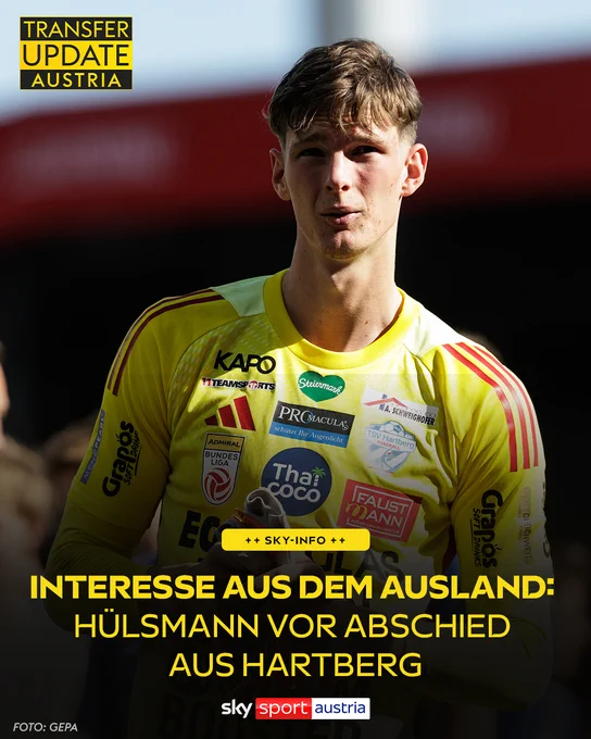 Ein junger Fußballspieler in einer gelben Trikotjacke steht im Vordergrund.