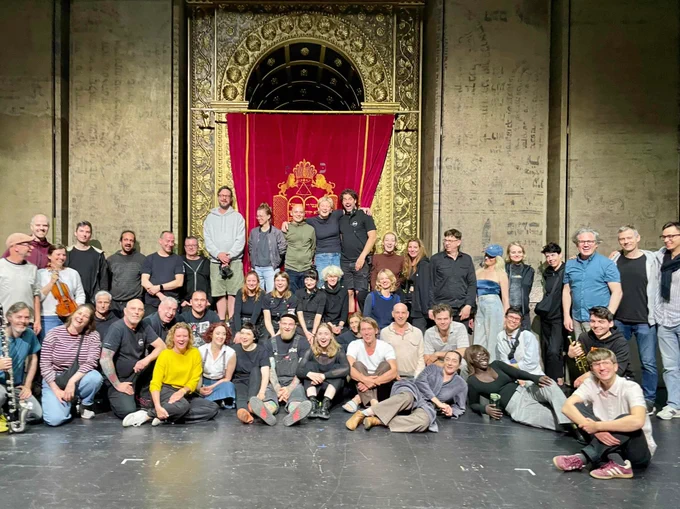 Gruppenfoto mit rund 50 Personen im Bühnenbild von "K."