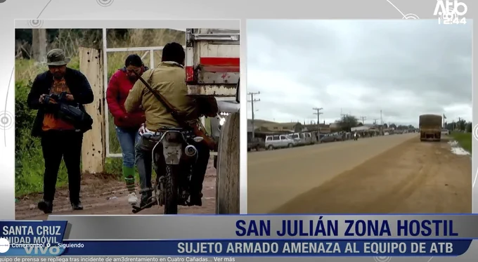 La captura de pantalla permite observar a la persona que porta un arma en la espalda y que intimidó a periodistas en Villa Paraíso, en el municipio de San Julián (Santa Cruz). 
Crédito: Captura de pantalla de la red ATB