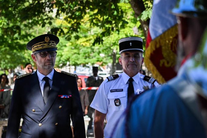Le préfet et le commandant des pompiers du Gard face au drapeau