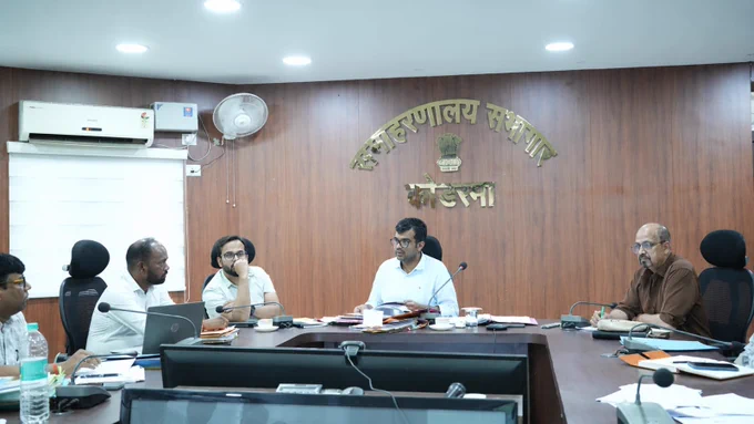 समाहरणालय सभाकक्ष में आज जिला स्वास्थ्य समिति की बैठक आहूत कर पीसी एंड पीएनडीटी अधिनियम, संस्थागत प्रसव, एएनसी पंजीकरण एवं विभिन्न स्वास्थ्य योजनाओं की प्रगति की विस्तृत समीक्षा की।
साथ ही संबंधित अधिकारियों व चिकित्सकों को सभी स्वास्थ्य केंद्रों में गुणवत्तापूर्ण एवं सुलभ चिकित्सा सेवाएं सुनिश्चित करने, स्वास्थ्य सेवाओं की नियमित निगरानी करने तथा मातृ एवं शिशु स्वास्थ्य से जुड़े लक्ष्यों की प्राप्ति हेतु आवश्यक दिशा निर्देश दिया।

#HealthForAll #DistrictAdministrationKoderma Office of Chief Minister, Jharkhand Hemant Soren IPRD Koderma