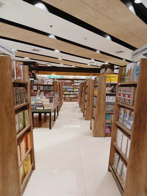 Weekend's me time ke toko buku.