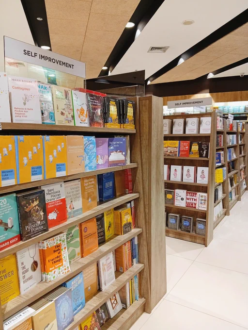 Weekend's me time ke toko buku.