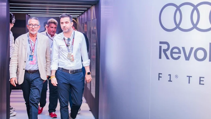 El conseller d'Empresa i Treball, Miquel Sàmper, el secretari general, Pol Gibert, i el director de Circuits de Catalunya, Josep Lluis Santamaria, durant la seva visita a Audi.