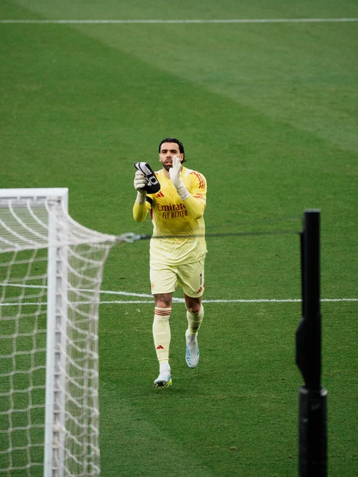 David Raya applauds the Arsenal fans.