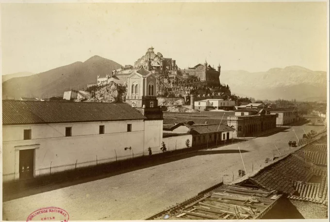 Fotografía con vista antigua de Santiago con el cerro Santa Lucía de fondo. 
