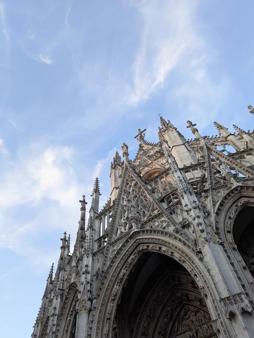 Photos en contre-plongée de l'abbatiale Saint-Maclou et d'un étalage de fraises et de framboises 