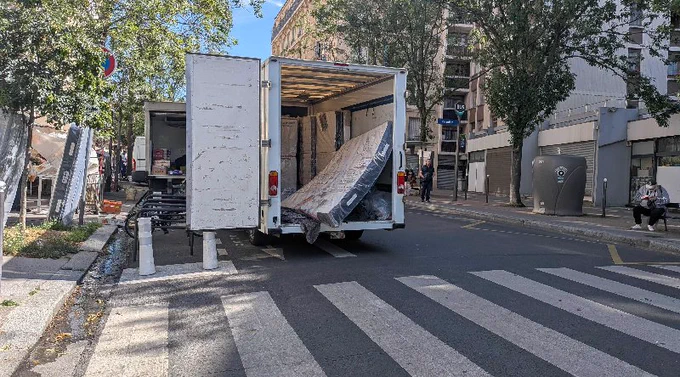 Stationnement dans la bande cyclable au droit du passage piétons, entravant totalement la covisibilité cyclistes / piétons.
G2026F73164
Un équipage de la PN à vélo a verbalisé d'autres infractions sur la place à 15m pendant plus de 15 minutes mais pas de volonté d'intervenir en leur pointant ce camion.