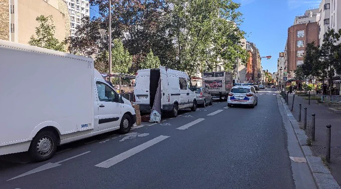 Stationnement sur emplacements vélo LOM au droit d'un passage piéton. Masquant le passage aux cyclistes circulant dans le double sens cyclable. G2026F73147
Pas de quoi émouvoir l'équipage (dont le pilote ne sait pas tenir sa droite).