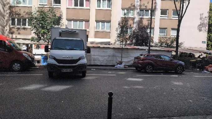 Stationnement en épi totalement inutile en travers de la bande cyclable. G2026F73160