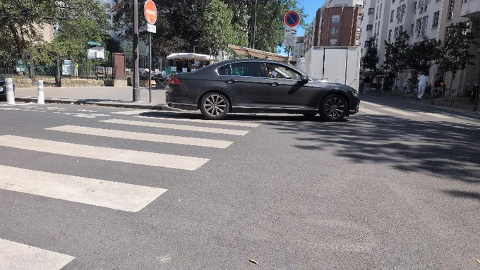 En travers du passage piéton et au droit du 2e pour masquer les piétons qui traversent. Le tout sous une caméra PP.  G2026F73481