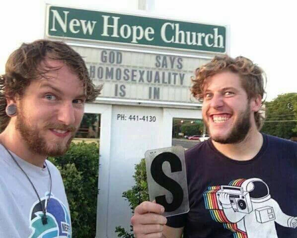 教会の看板に、本来は「GOD SAYS HOMOSEXUALITY IS SIN(神は同性愛を罪だと述べている)」と文字の板が並べられていたが、SINからSの文字だけを抜き、「GOD SAYS HOMOSEXUALITY IS IN(神は同性愛をイケてると言ってる)」と変えて、最高の笑顔をキメる男性二人組の写真