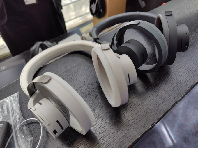 白と黒のヘッドホンが2つ、テーブルの上に置かれている。