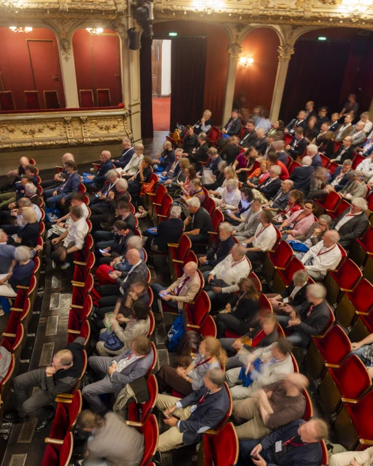 Publikum im Saal des Berliner Ensembles