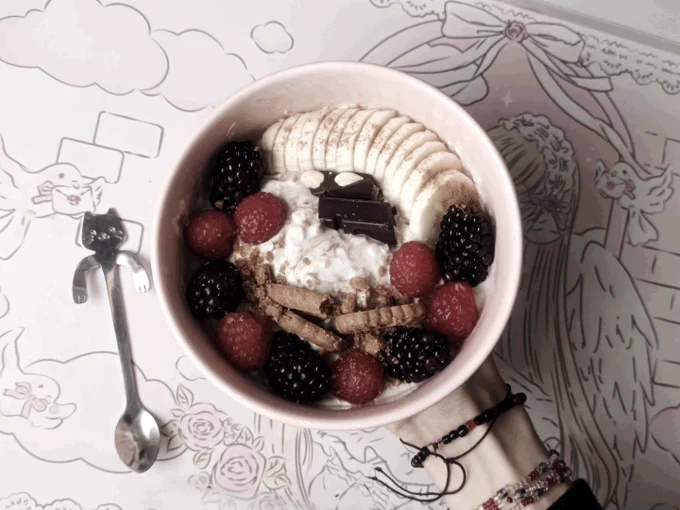 - ½ banana
- lotus biscoff
- cinnamon
- blackberries and raspberries
- natural prote yogurt   wholegrain oats w unsweetened light soy milk   zero choco syrup
- dark choco almond no sugar 70% valor
