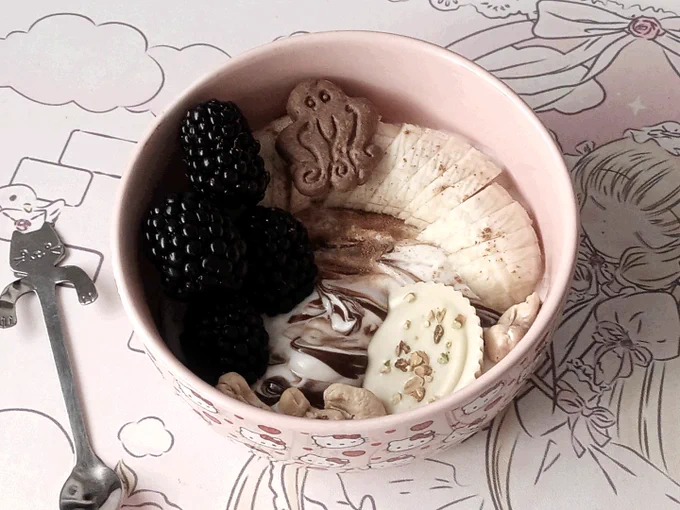 - ½ banana
- cinnamon
- blackberries
- cashews 
- natural prote yogurt   zero choco syrup 
- weider protein cup white choco pistachio
- triple zero mini cocoa cookie 🐙