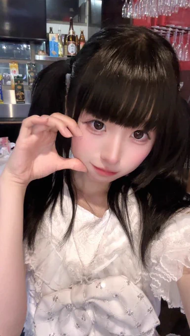 ハチドルありがとうございました！！

朝ちょー早起きでみんな居るかな起きれたかなってちょっと不安だったんだけど、SEからとっても気合いの入ったコールで幸せでしたo̴̶̷̤  ̫ o̴̶̷̤♡久しぶりの4人で、緊張もしたし懐かしいなって気持ちにもなりながらライブしたー！1本目！久しぶりに恋風邪落ちサビも歌ったんだよ~͈ᴗ̀ ̫ᴗ́ ͈成長してたかなぁ…💭体力付いたね声大きくなってたねって褒められてニコニコだった♩

2本目！アイドルさん達がとてもかっこいいロックアイドルさん達でロック好きないゔはめちゃめちゃテンションあがってたᐡᴗ͈  ̫ ᴗ͈ᐡ‪‪歌い方とかステージの雰囲気はもちろんMCの雰囲気まで全然違ってうおおかっこいいってなってた！！2本目結構かわいい曲多くなかった！？かっこいいセトリかと思ってたら好好Youとか夢見るsweety♡あってびっくりだった！！！初めて見せれた子もいて嬉しいだった♡動画もありがとうo̴̶̷̤  ̫ o̴̶̷̤‪‪❤︎‬

ライブ終わったらみんなでね生誕とプロデュース公園の練習してきたよーー！！！！沢山曲とか立ち位置とか覚えるの大変なのに嫌な顔ひとつせずに練習付き合ってくれていいメンバーと先輩をもってちょー！幸せ者だなぁって思った！！！！

明日もちょっと早起きかなぁ…888じゃなくて、ナーブであるので間違えないように気をつけてね！いゔも気をつけまつ-  ̫ -