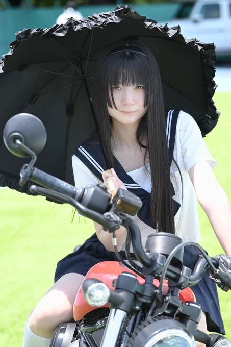 運営曰く、◯◯県(大阪の隣)だったら制服でバイクは普通にあり得るとの事w
普段だと傘さしての運転は道交法違反ですw