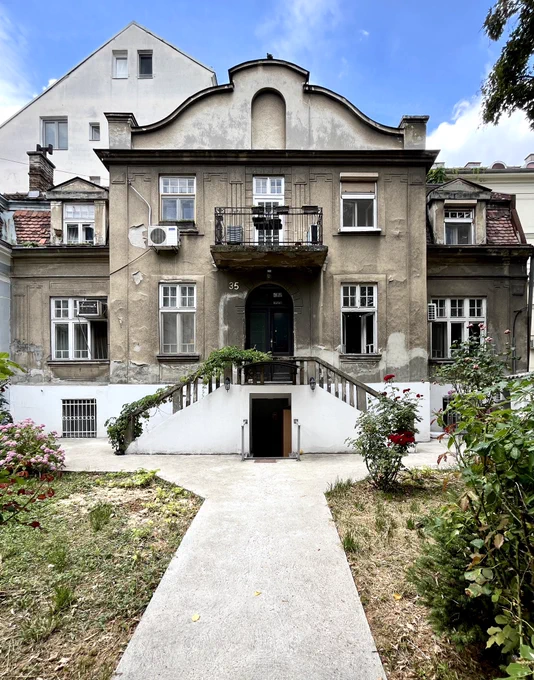 I think I’m going to end up walking every single inch of Belgrade! 😂 This AI-renovation of  terrible architectural beauties has completely taken me :D

#WishYouWereMine #photoalbum #Dorcol #Belgrade #oldvilla