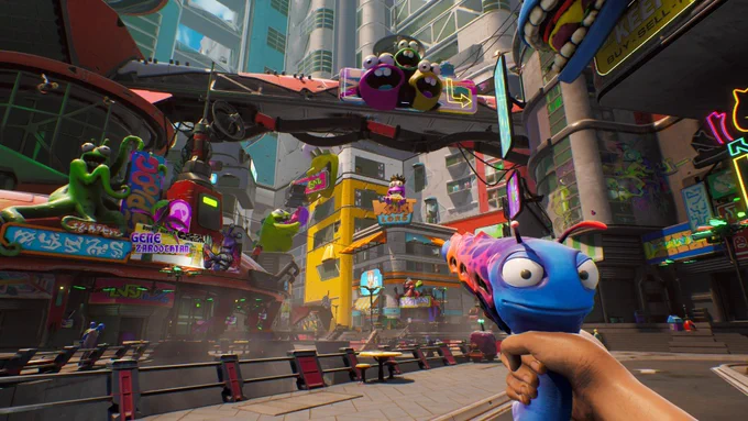 First Person Gameplay Screenshot aus High on Life. Der Spieler hält die blaue sprechende Waffe Kenny in einer farbenfrohen futuristischen Alien Stadt. Bunte Schilder wie Krust Lord und seltsame fliegende Aliens prägen das belebte Straßenbild.