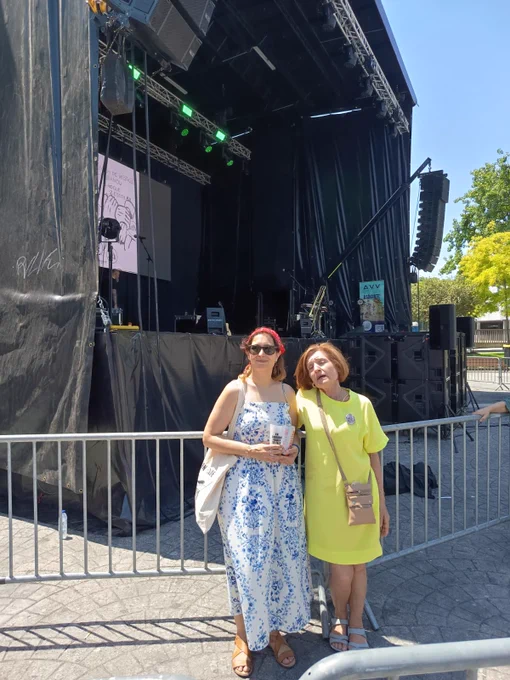Avia Veira, con Felisa Pérez, presidenta da Asociación Veciñal de Labañou