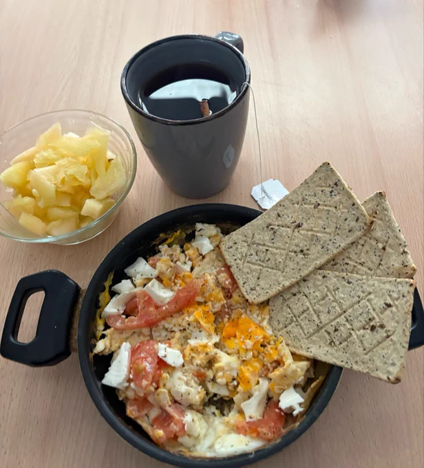 1 huevo con 3 claras quesillo y tomate   salmas   pepino dulce | 282C 27P 6G