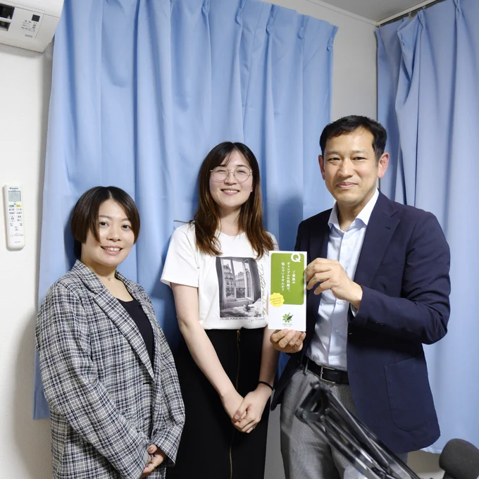 左側がゲストの野崎さん。
ショートヘアで、グレー系のチェック柄ジャケットを着て立っている。
中央はゲストの今井さん。
眼鏡をかけ、白いTシャツと黒いスカート姿で立っている。
右側が宮本徹元衆議院議員。
紺色のジャケットと白いシャツを着て立っており、緑色の冊子を手に持って微笑んでいる。
