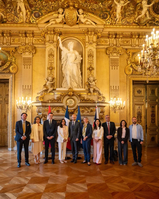 La ministre Anand pose pour une photo de groupe avec ses homologues français et britannique, ainsi qu'avec des représentants de la société civile.