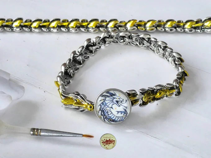 Armband mit Schuppengliedern und handgemaltem Drachenkopf