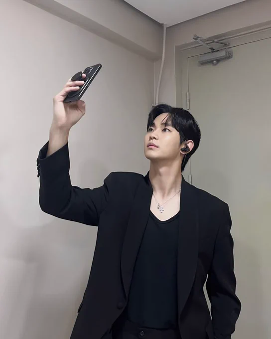 South korean actor kim soohyun 