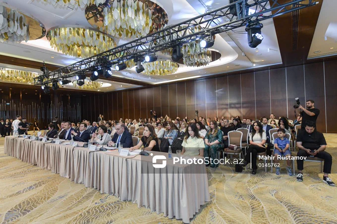 🏆 "Miniboss Biznes Məktəbi"nin təşkilatçılığı ilə keçirilən Startaplar üzrə Milli Çempionat

💼 "MiniBoss Business School Baku"nun təşkilatçılığı ilə 👦 6-17 yaşlı uşaq və yeniyetmələr arasında 🚀 Startaplar üzrə Milli Çempionat uğurla baş tutub. 📈 Çempionatda 20 komanda iki əsas istiqamət üzrə - 💡 SIFE (Startups in Innovative Free Entrepreneurship) və 🌍 SAGE (Startups for the Advancement of a Global Environment) kateqoriyalarında mübarizə aparıb. 📊 İştirakçıların layihələri mənfəətlilik, innovativlik, 📢 mediada işıqlandırılma, münsiflər heyətinin suallarına cavab vermə bacarığı kimi 🔑 meyarlar əsasında qiymətləndirilib. 

🥇Çempionatın yekun nəticələrinə əsasən, hər iki kateqoriya üzrə ən yüksək nəticə göstərən üç komanda qalib elan olunub. 🎖️ Bununla yanaşı, iştirakçılar müxtəlif 🎁 xüsusi nominasiyalar üzrə də mükafatlandırılıblar. 

 📸 Daha çox foto və məlumat üçün link:⤵️
https://photostock.az/media/6A2D072C6E6C8

#miniboss #photostockaz #tədbir #bakı #azərbaycan