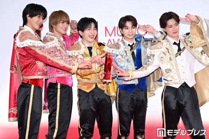 ポーズが完成して嬉しそうなM!LK（C）モデルプレス