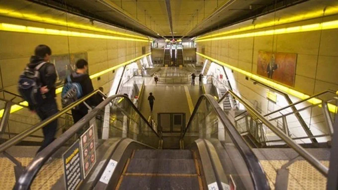 Vestíbilo de estación de subte porteño con una única escalera mecánica